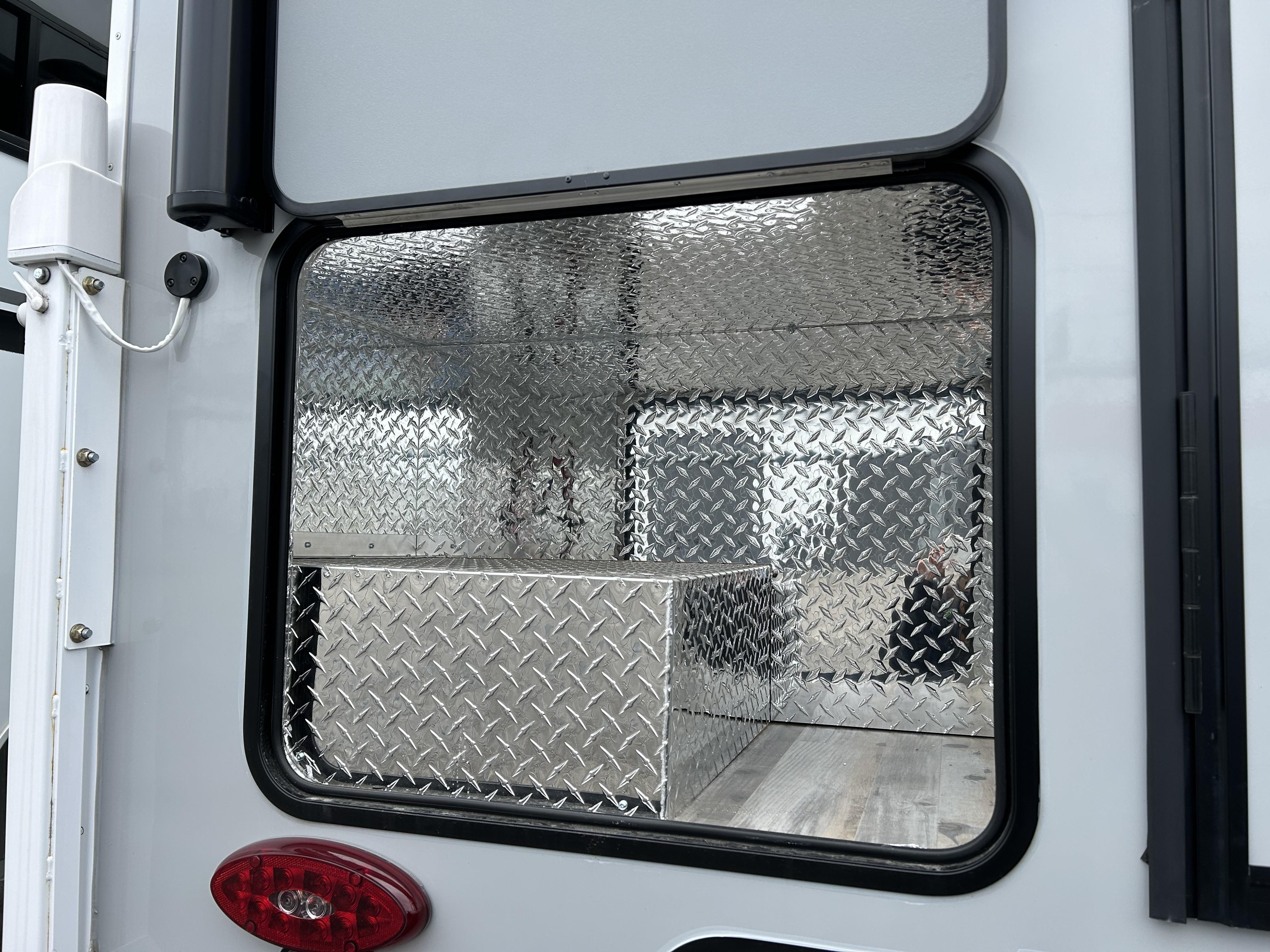 Caravane portée de marque Bigfoot rv à vendre à Lanoraie