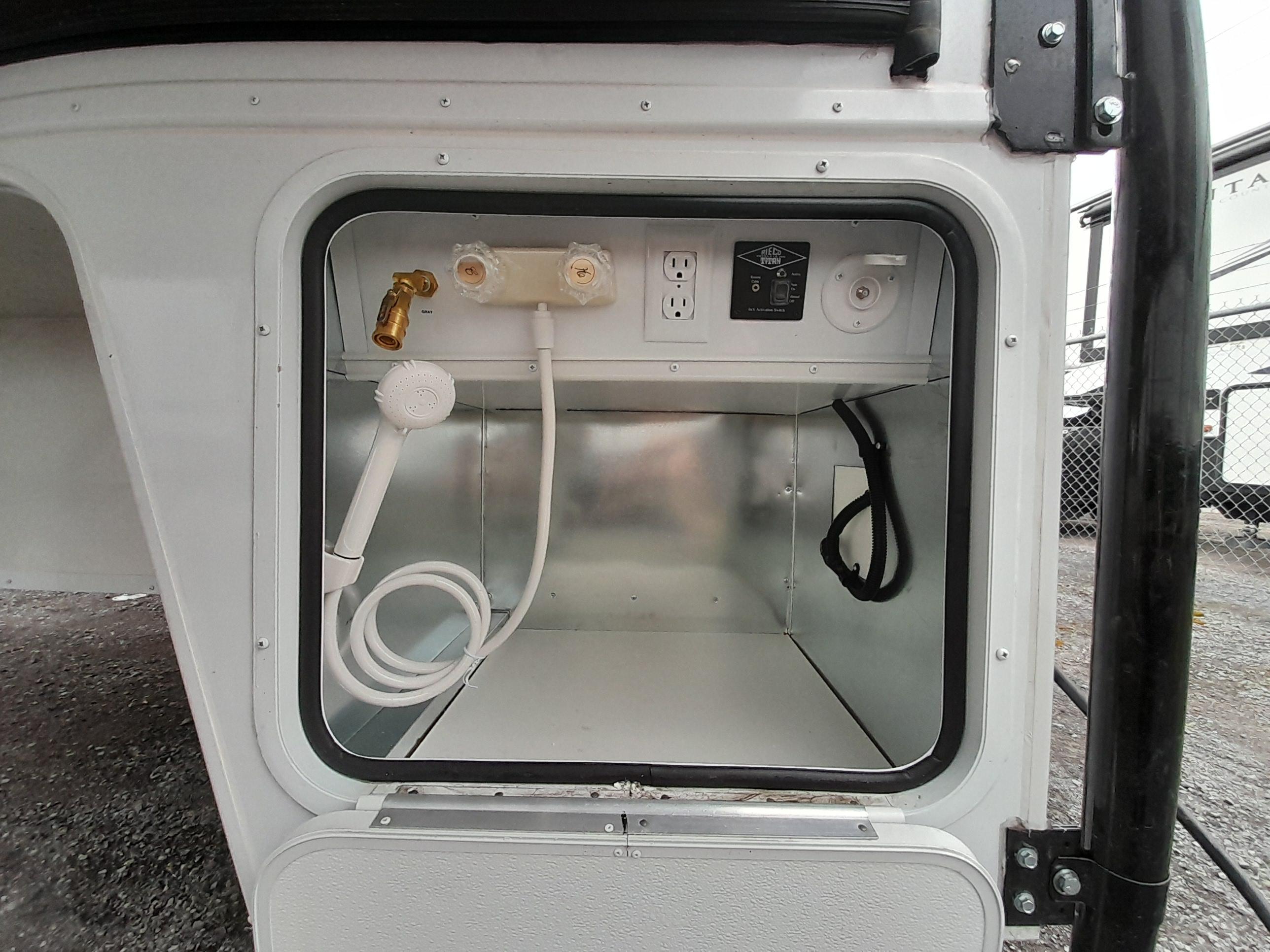 Caravane portée de marque Lance camper à vendre à Lanoraie
