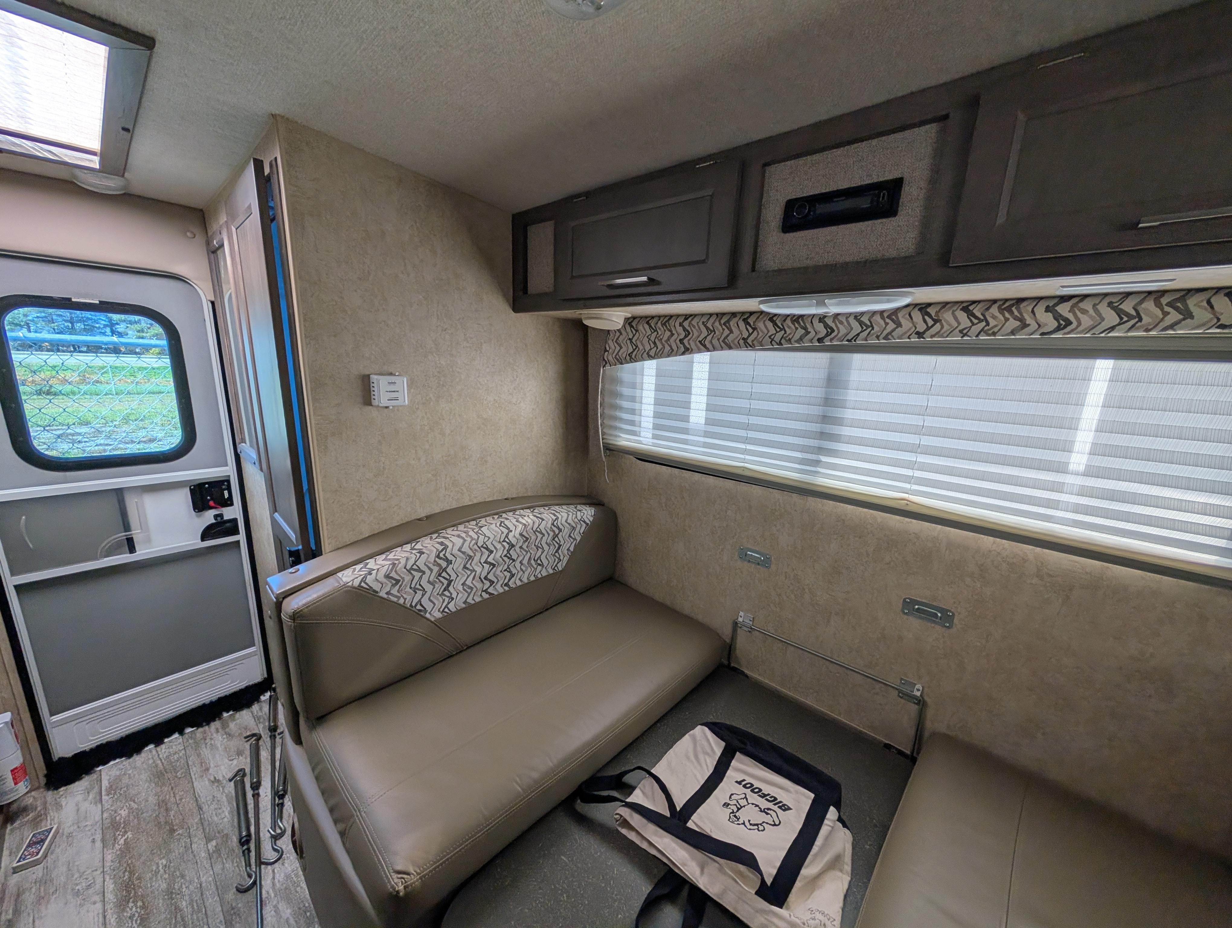 Caravane portée de marque Bigfoot rv à vendre à Lanoraie